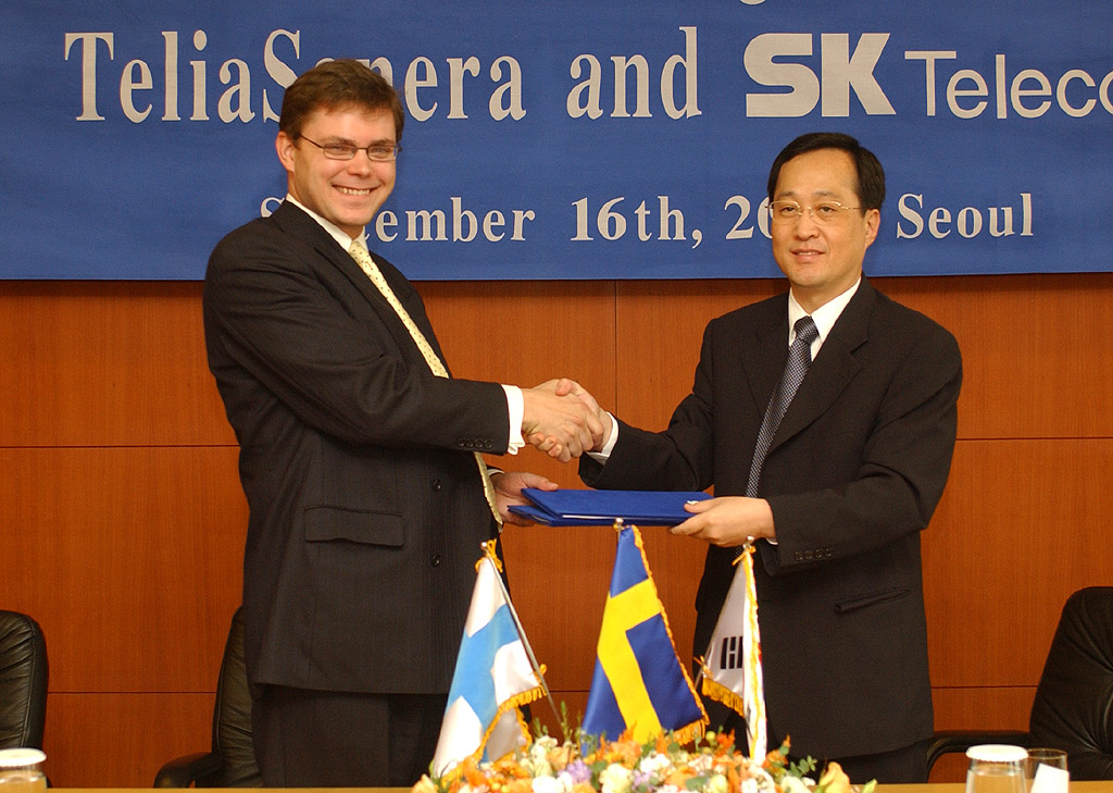 Shin Bae Kim, senior vice-president of SK Telecom, and Niclas Sonkin, senior vice-president of Teliasonera, are shown signing a MOU for the two companies` business cooperation.